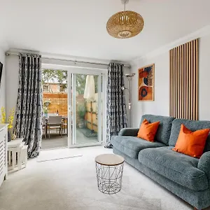 Modern, Comfy Town Centre Gem, Near Beach, Parking Apartment